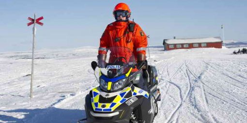 Polis på snöskoter